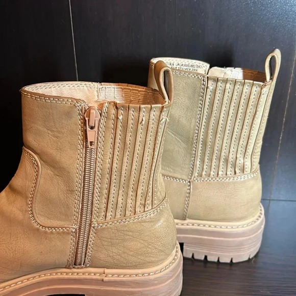 TIME AND TRU WOMENS US 6.5 TAN SLOUCHY SHAFT CHUNKY TREAD LUG CHELSEA BOOTS. - Picture 13 of 13